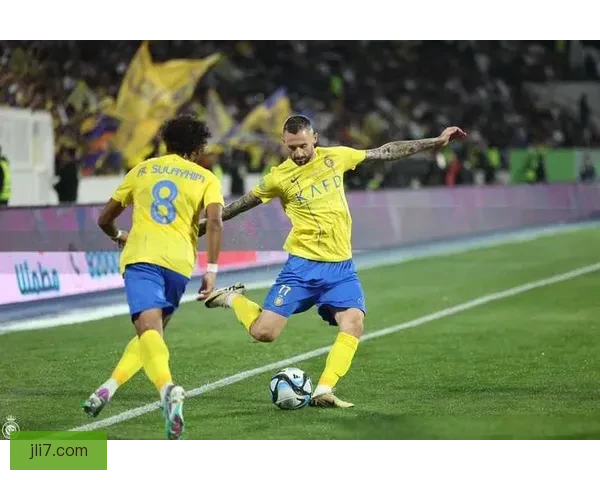 C罗泪目第七分钟球迷高呼其名新月三年豪掷两亿成焦点引热议论战